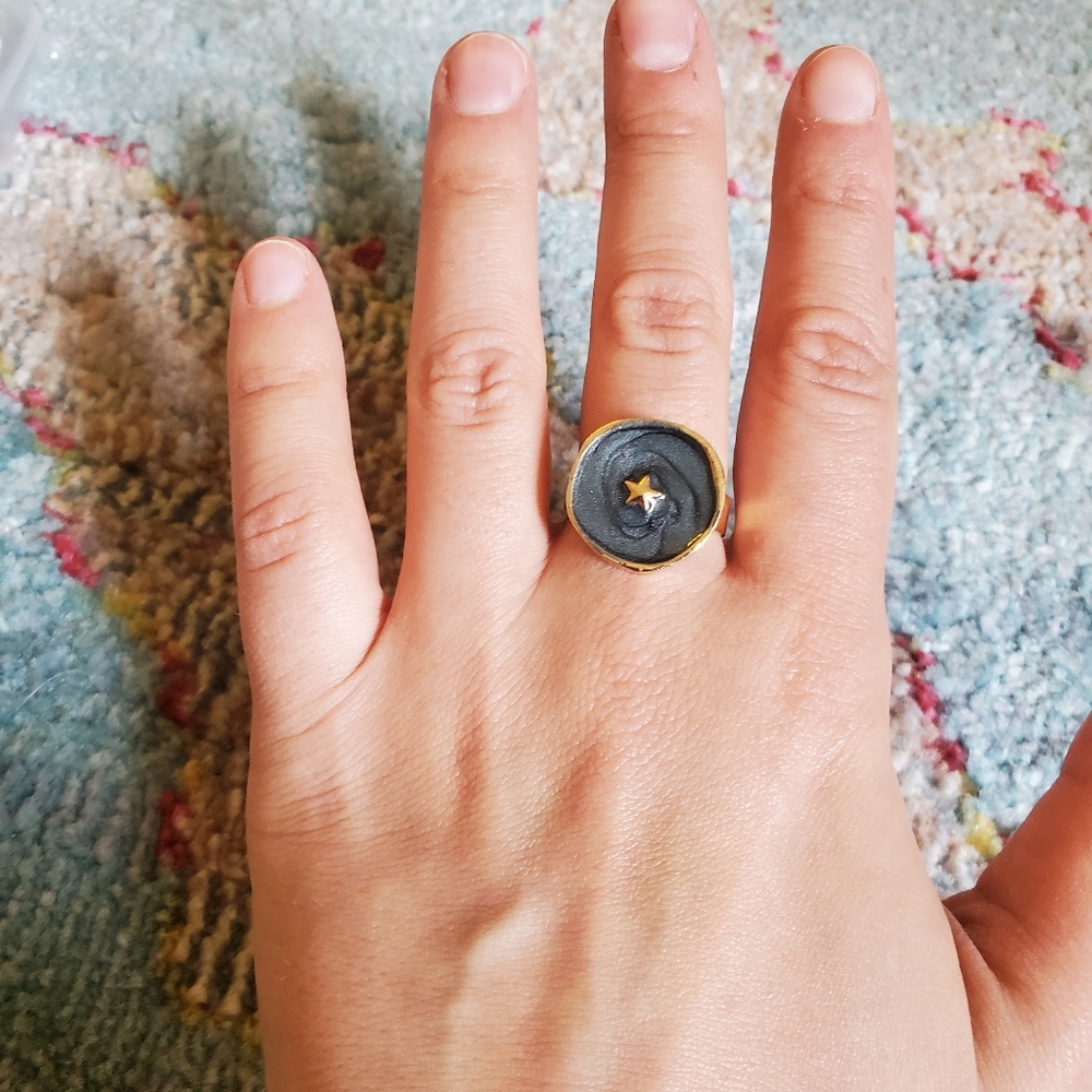 NWOT Gold Dark Grey Star Ring - Picture 1 of 13